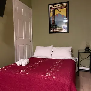  Habitación en casa particular Private In Angeles With Ac, Wifi, Smart Tv, Work Desk Near Sofi Stadium Estados Unidos